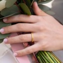 Alianza de boda puesta en mano modelo 5130552 de ARGYOR diseño floral
